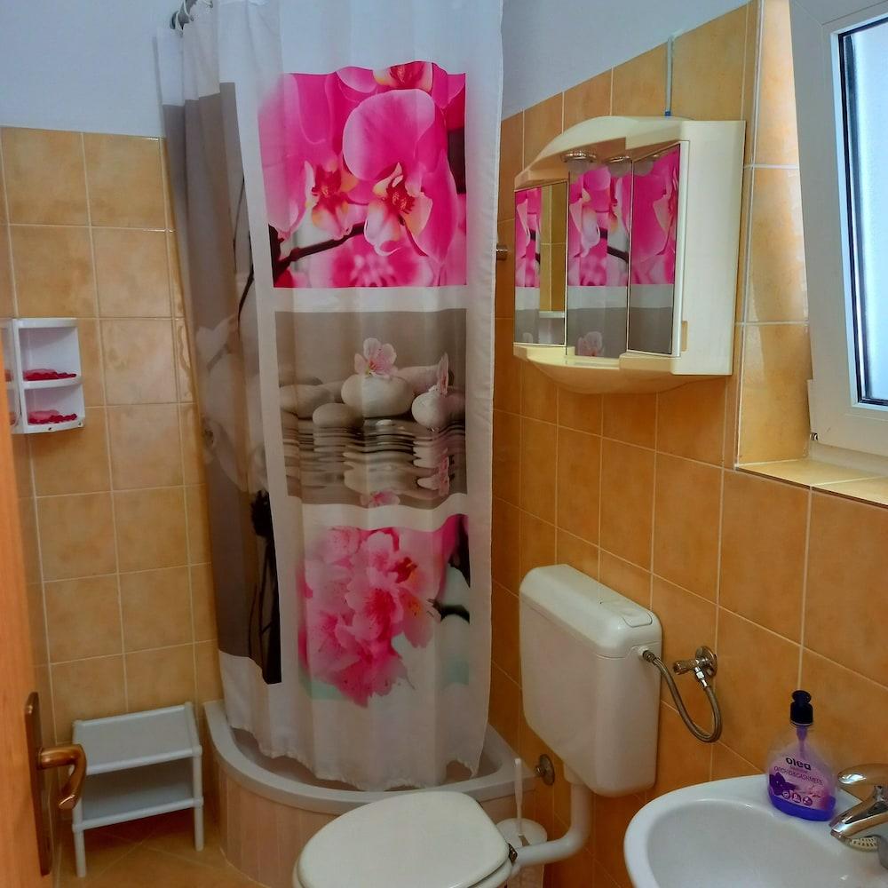 Pretty Apartment With Terrace on Island Rab