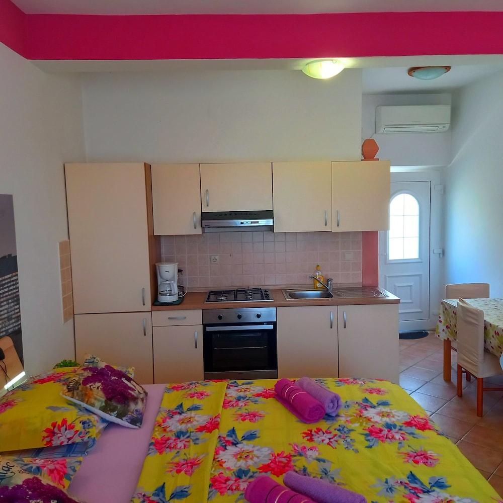 Pretty Apartment With Terrace on Island Rab