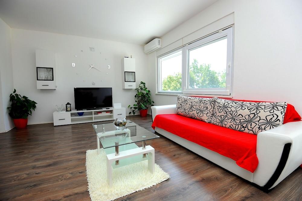 Holiday House With Pool