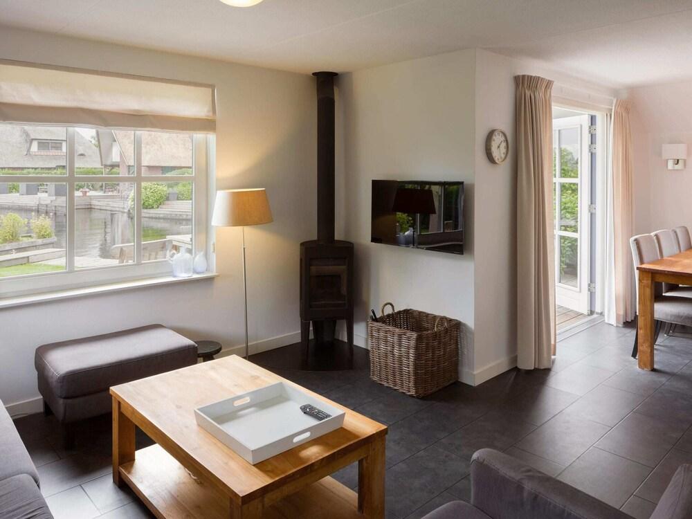 Stylish Thatched Villa with 2 Bathrooms near Giethoorn