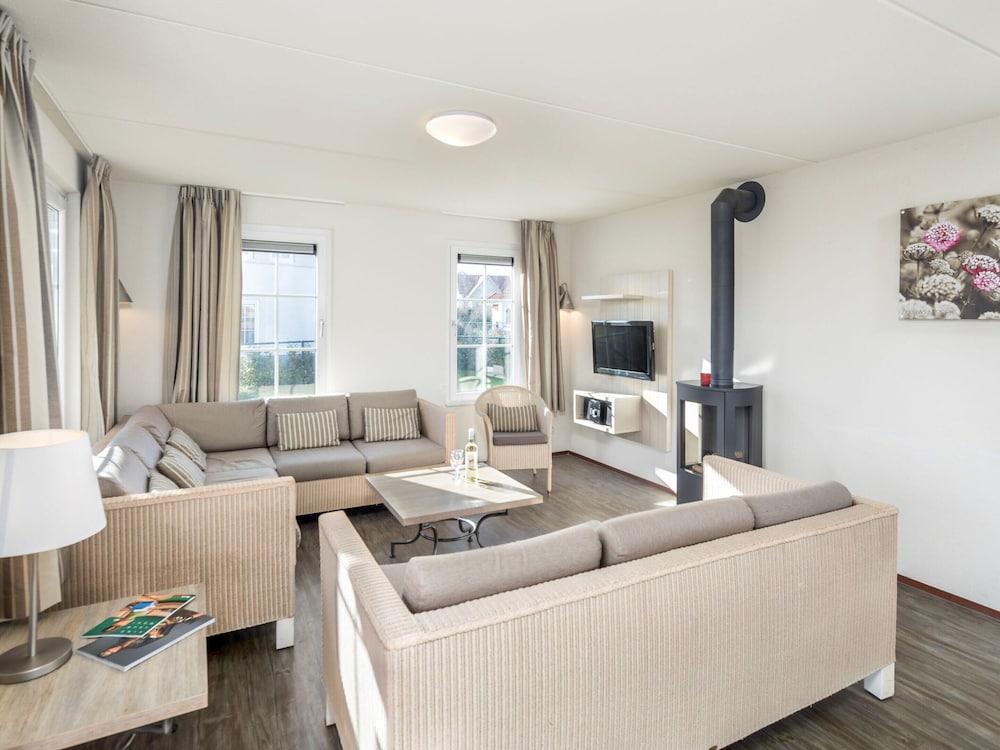 Detached Villa With Four Bathrooms Near the Sea