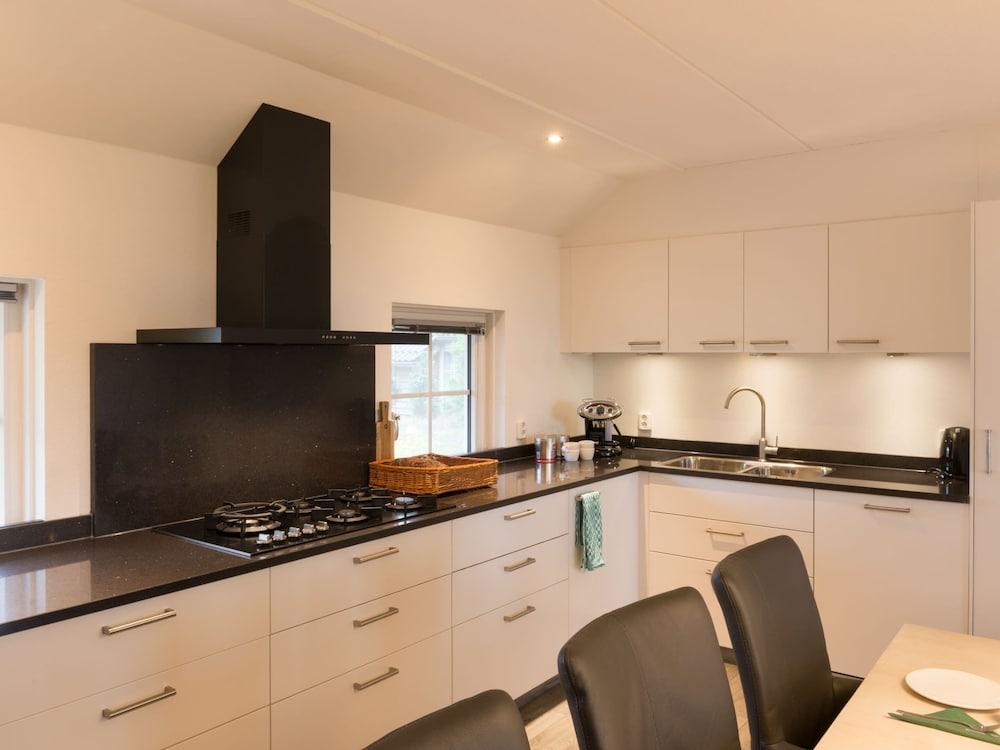 Cozy Group Stay w/ Fireplace