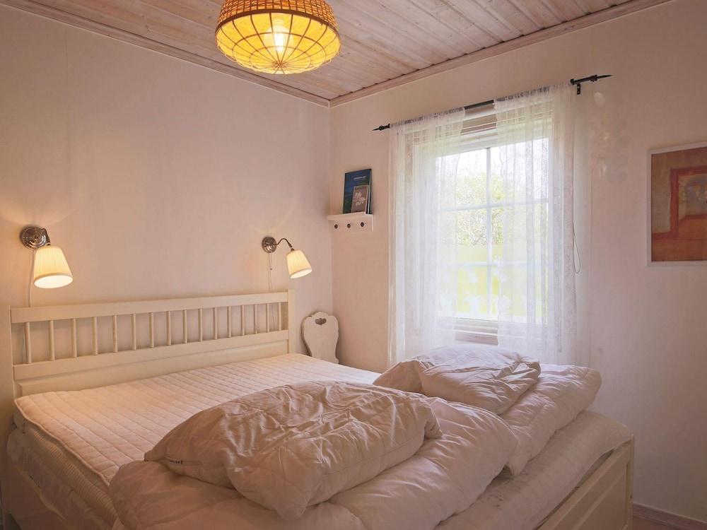 6 Person Holiday Home in Dronningmolle-by Traum