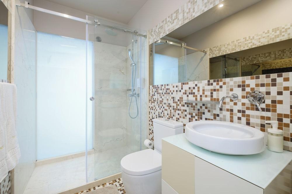 Room in Apartment - Stay in the Heart of Porto!