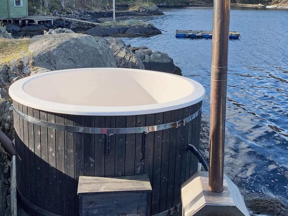 6 Person Holiday Home in Foldroyhamn