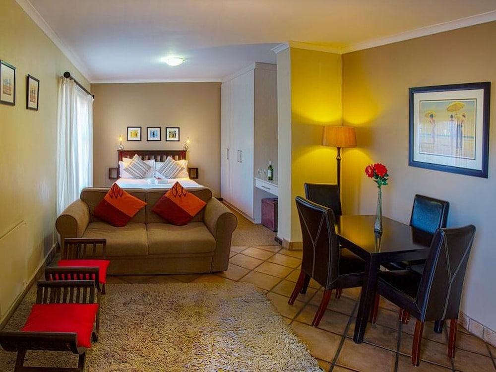 Room in B&B - Peaceful Guest Room With Double bed and Kitchen, Near Port Elizabeth