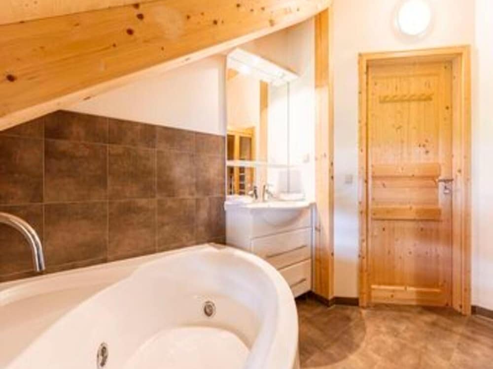Lavish Chalet in Sankt Georgen With Jacuzzi