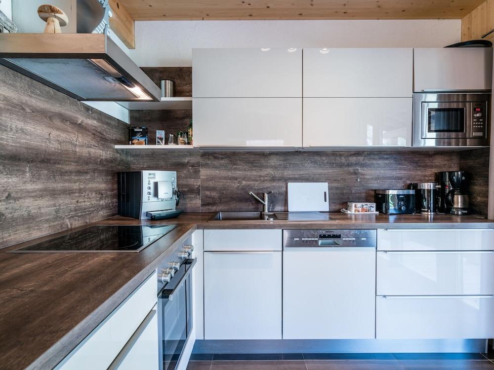 Spacious Chalet With hot tub