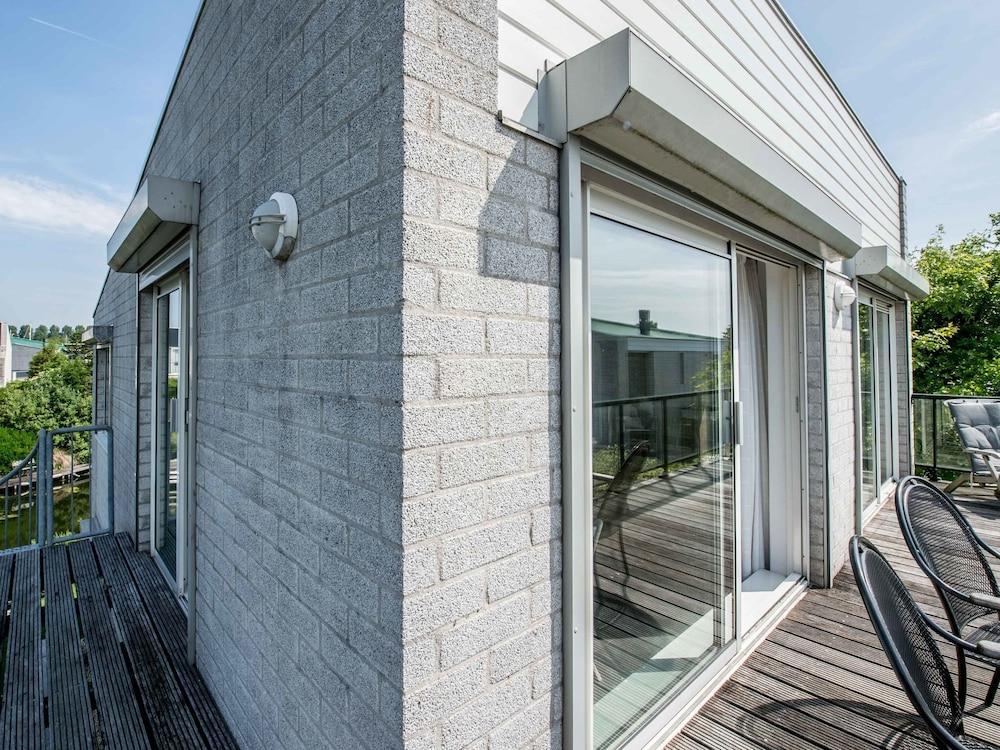 Water Villa Kortgene by Veerse Meer