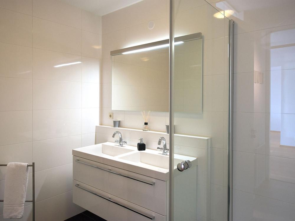 Sunlit Retreat With Balcony