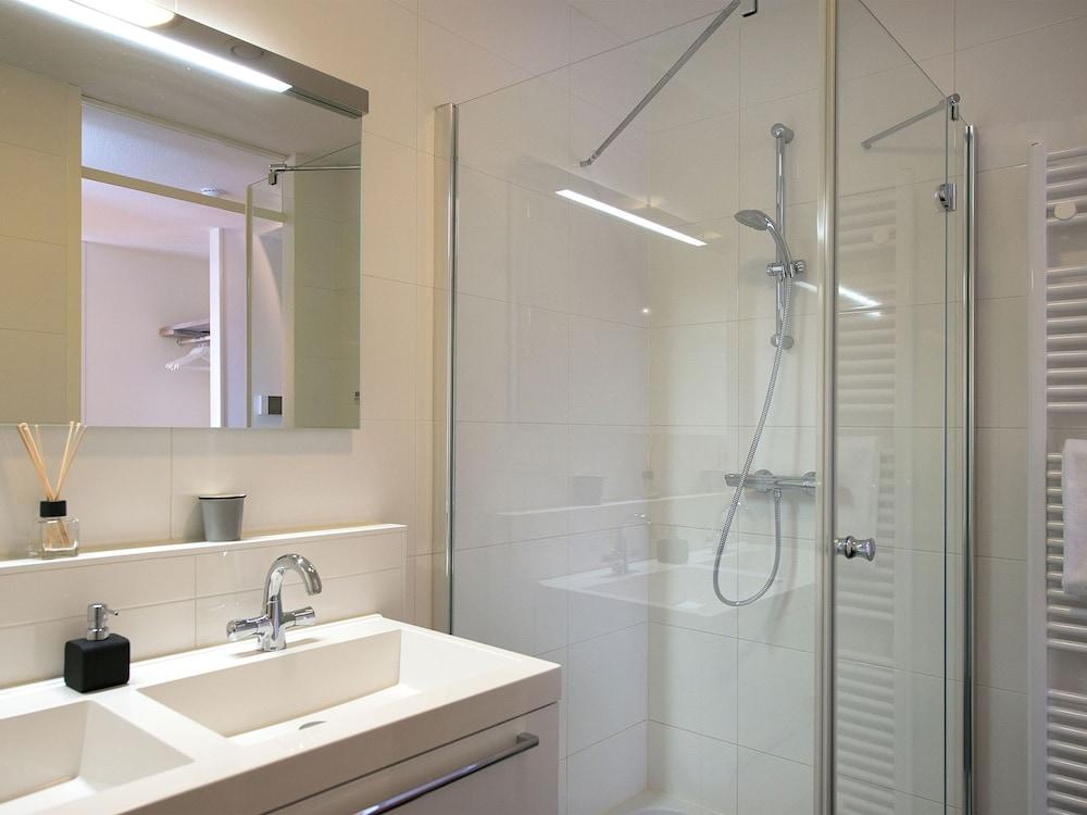 Sunlit Retreat With Balcony