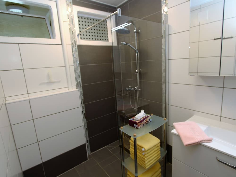 Sunlit Cabin with Hot Tub in Turracherhohe