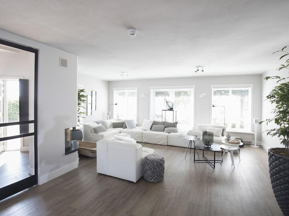 Luxury Villa With Outdoor Kitchen and Lake View