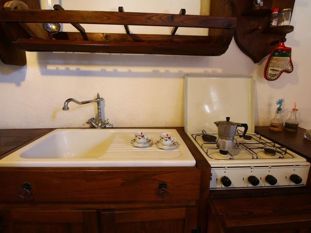 Umbria's Poolside Charm