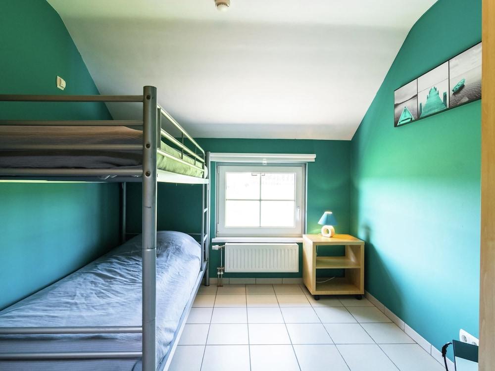 Group Escape in Mellier