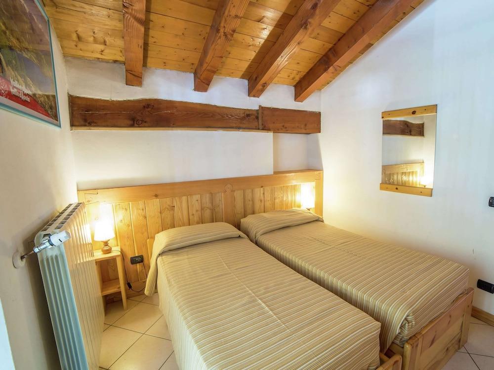 Apartment With Fireplace