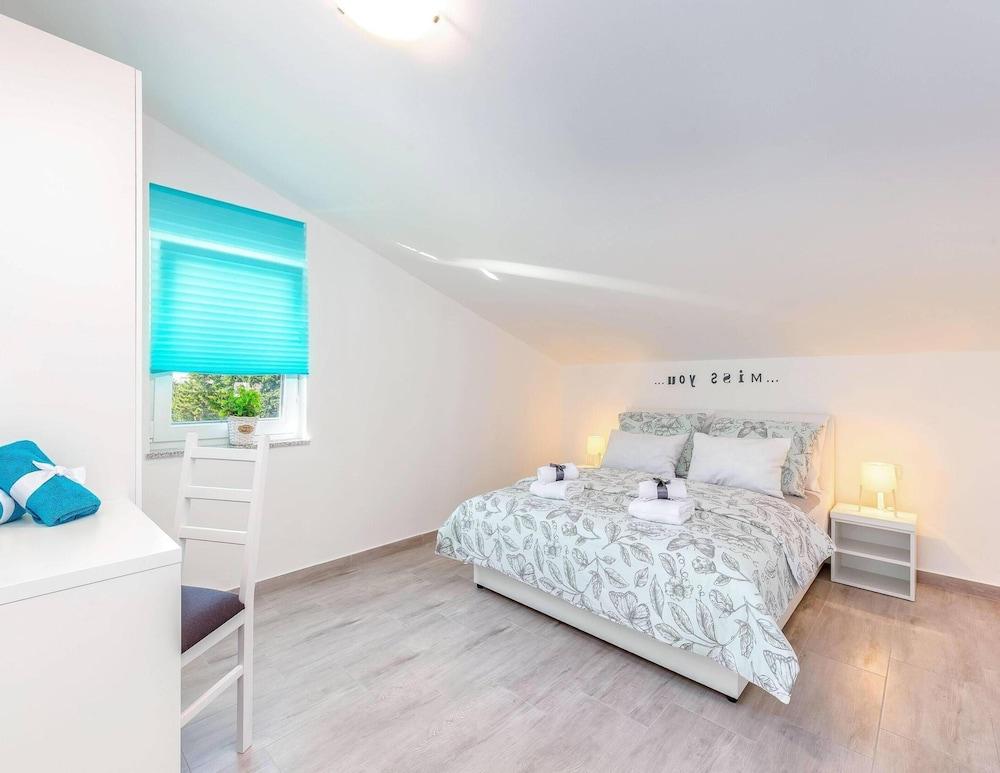 Charming Villa in Dramalj with Hot Tub