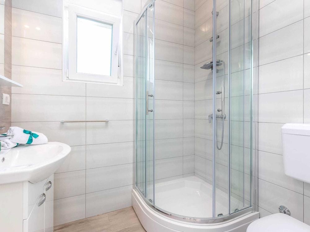 Spacious Apartment With Swimming Pool and Jacuzzi, Sea View