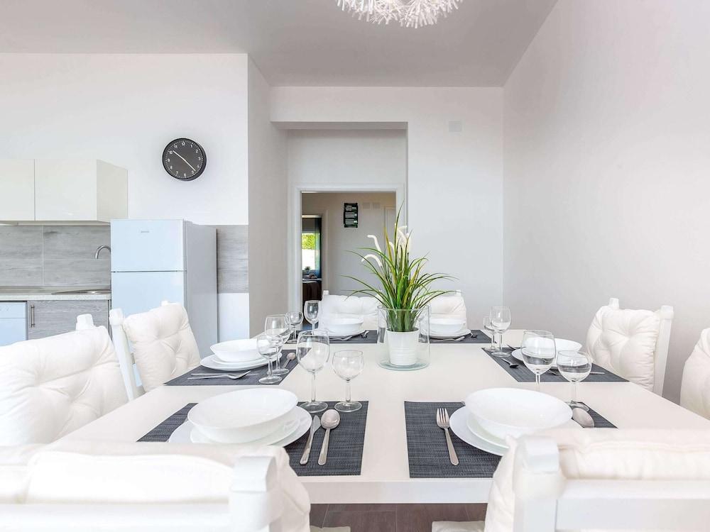 Gorgeous Home With Swimming Pool, Hot Tub & Sea View