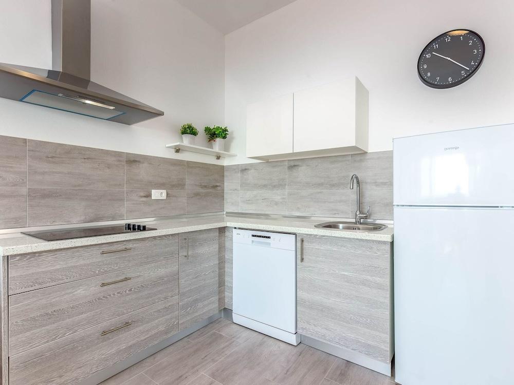 Gorgeous Home With Swimming Pool, Hot Tub & Sea View