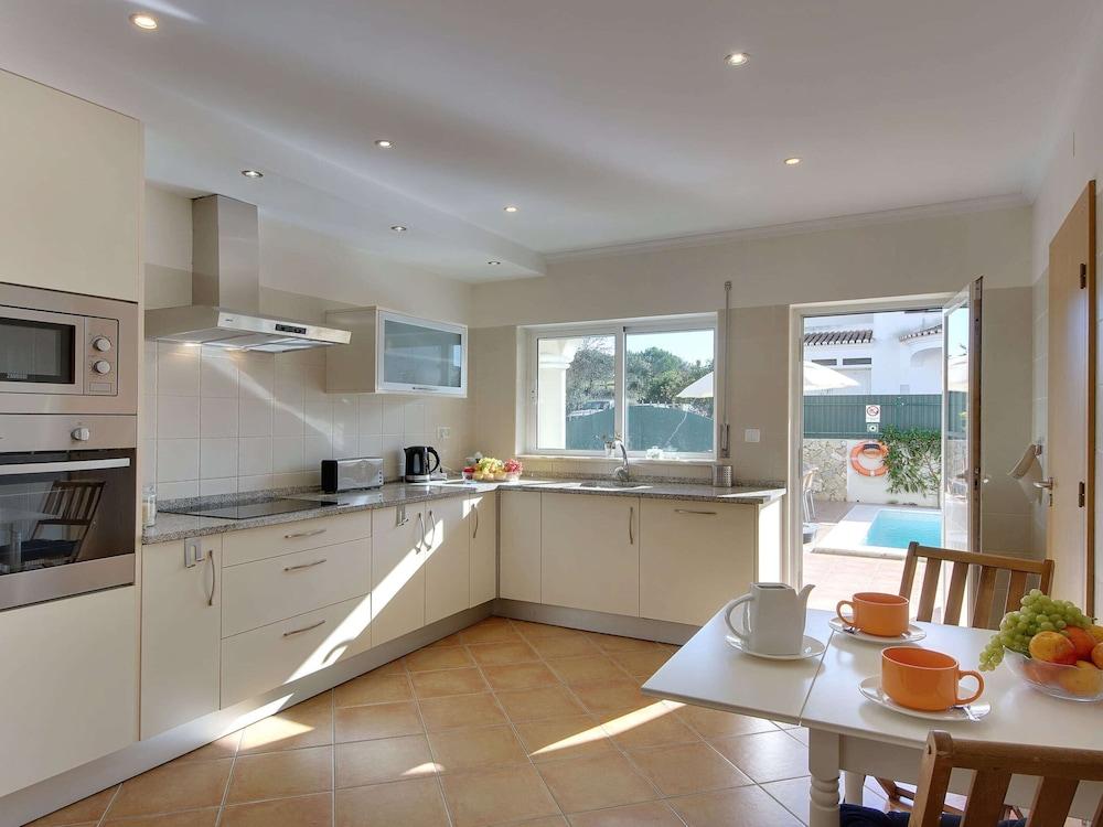 Villa in Carvoeiro With Swimming Pool