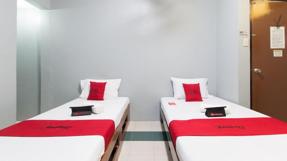 RedDoorz @ Teofila Lodge