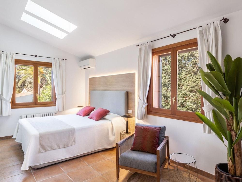 Villa in Son Servera With Beach & Pool