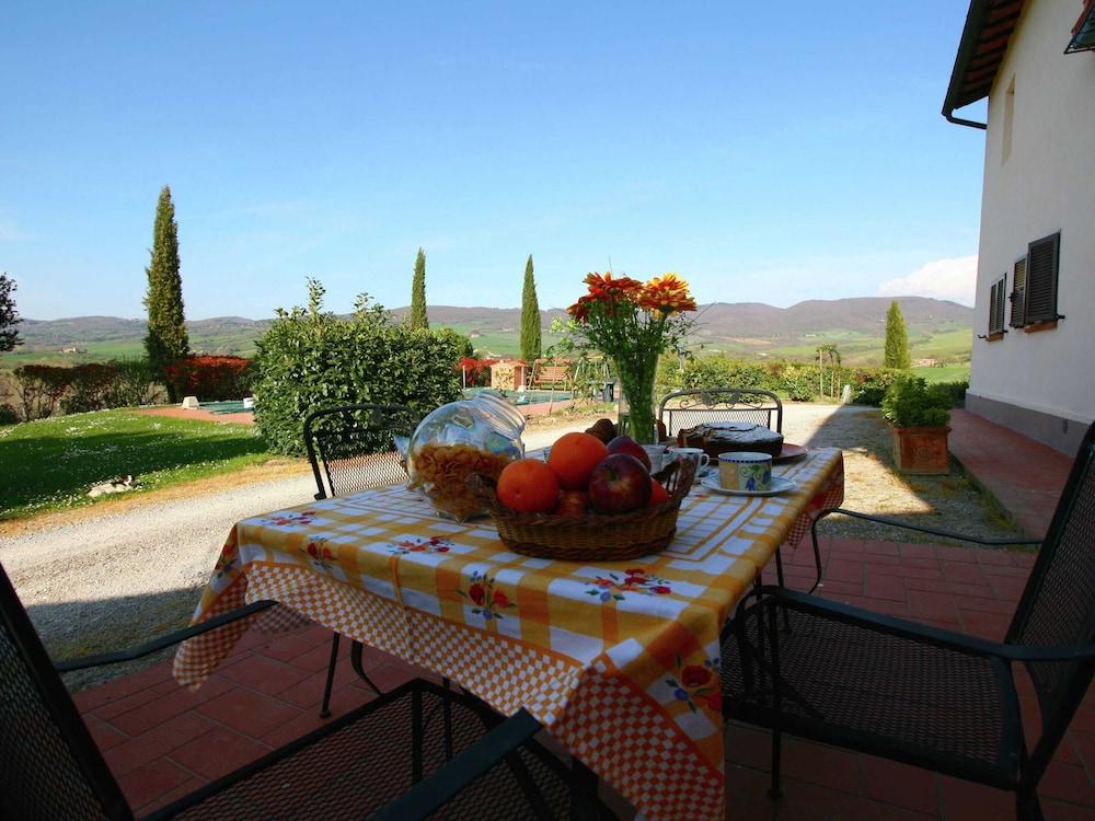 Peaceful Pienza Garden Escape