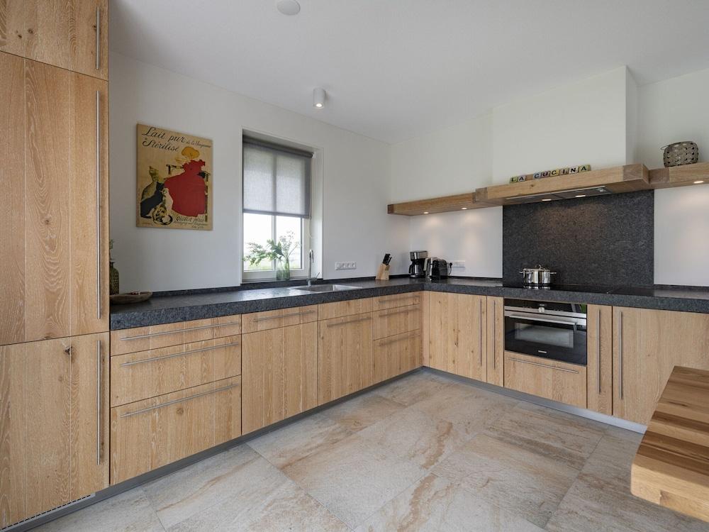 Spacious Villa With a Sauna, at the Tjeukemeer