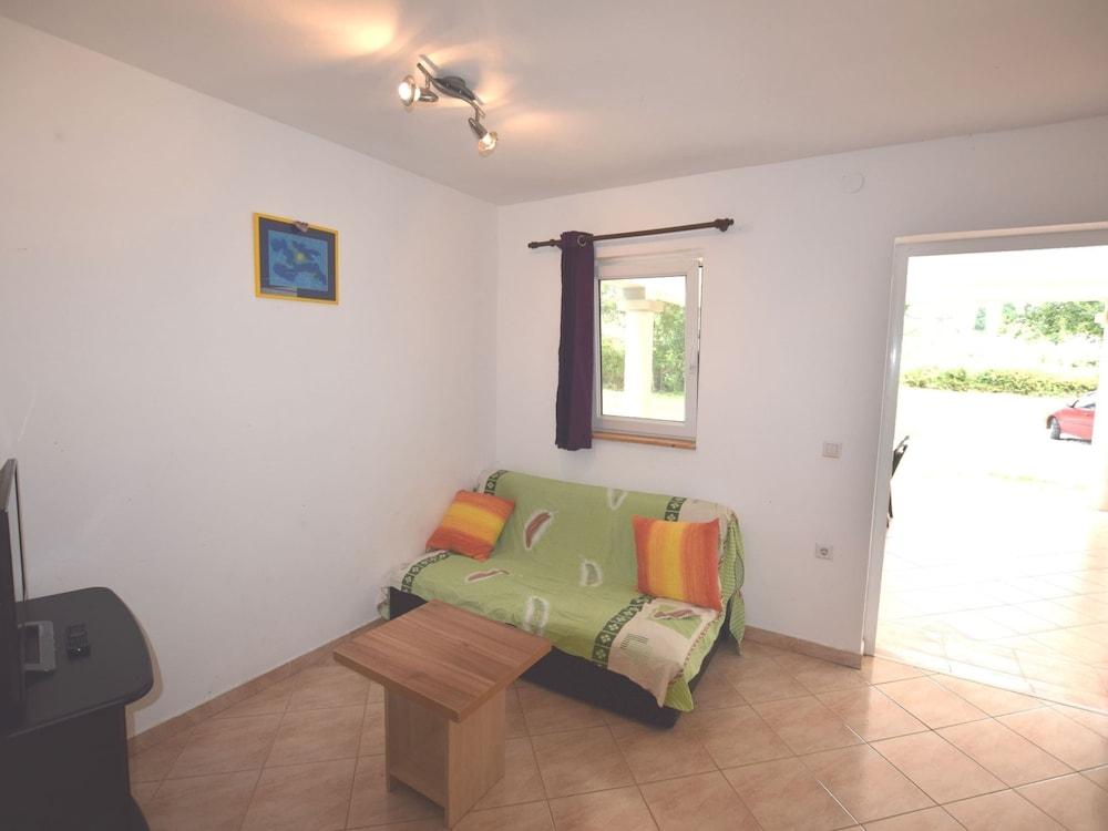 Modern Pool Apartment in Banjole