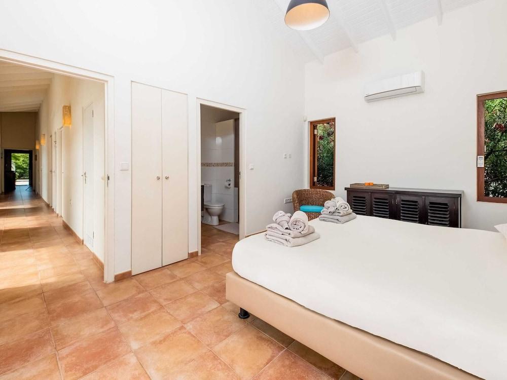 Villa With Poolside Terrace