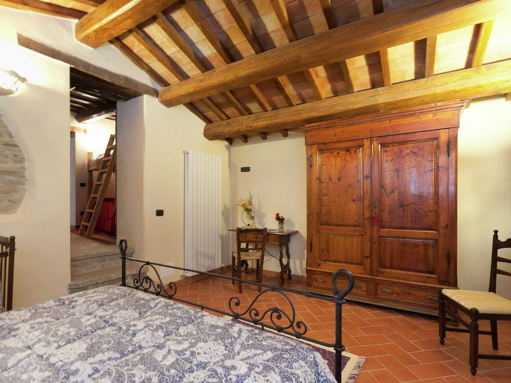 Farmhouse in Marche With Pool and Views