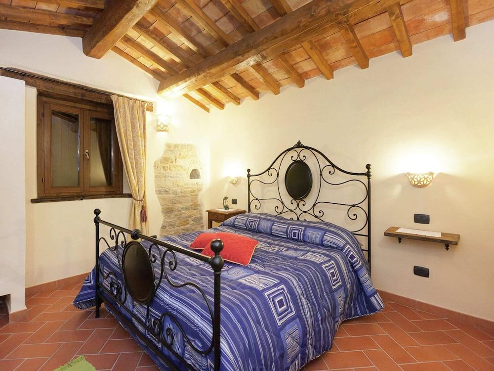 Farmhouse in Marche With Pool and Views