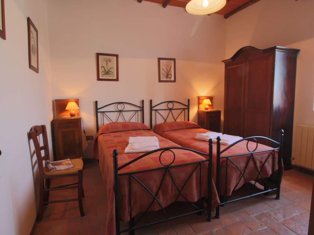 Spacious Tuscan Farmhouse