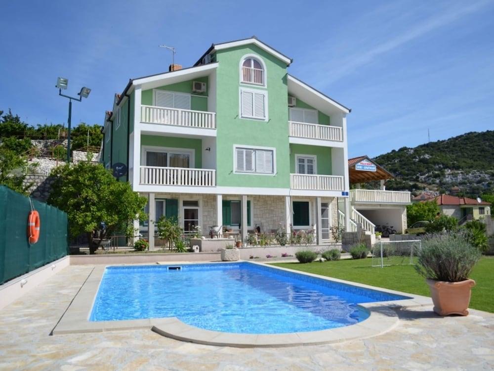 Cozy Villa in Ploce With Shared Pool