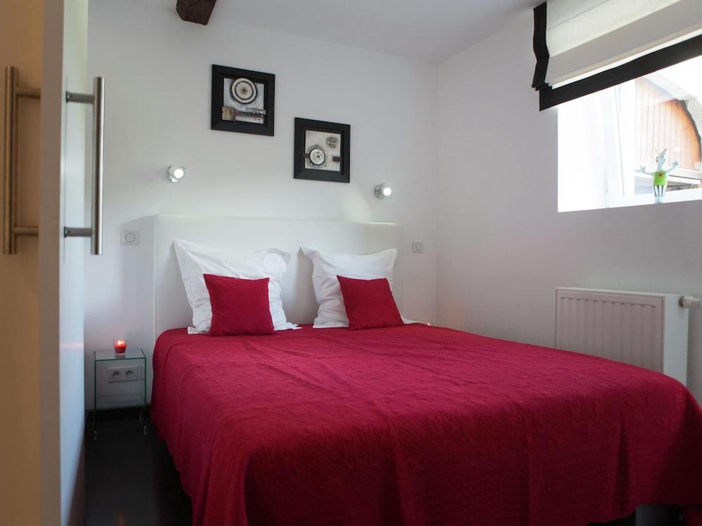 Well Kept House with Fireplace near Forest