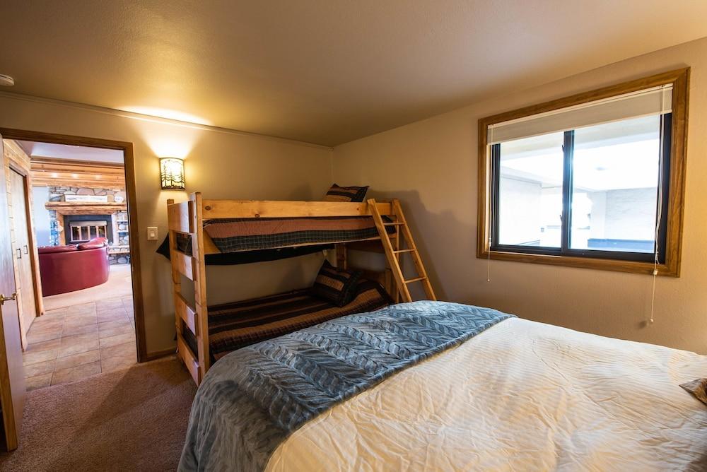 3br Sleeps 9! Walk To Slopes & Mountain View 3 Bedroom Condo - No Cleaning Fee! by Redawning