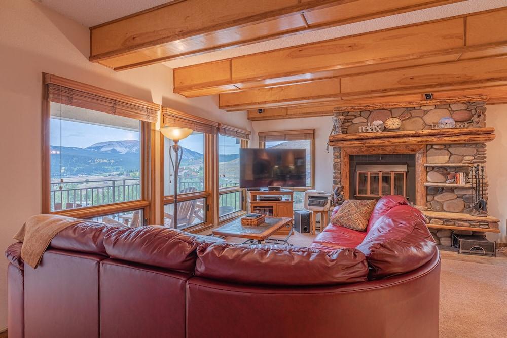 3br Sleeps 9! Walk To Slopes & Mountain View 3 Bedroom Condo - No Cleaning Fee! by Redawning