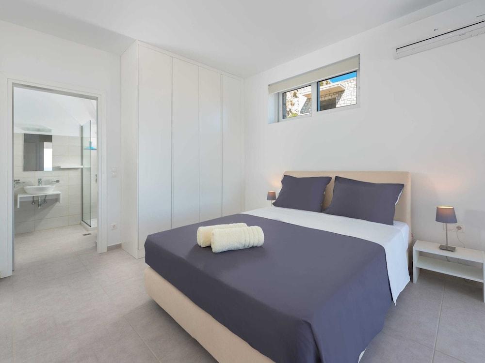 Villa in Rhodes With Infinity Pool & BBQ