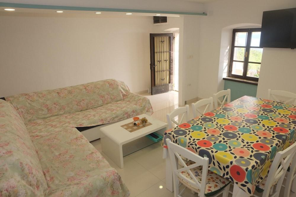 Spacious Holiday Home With Terrace & Great Sea View