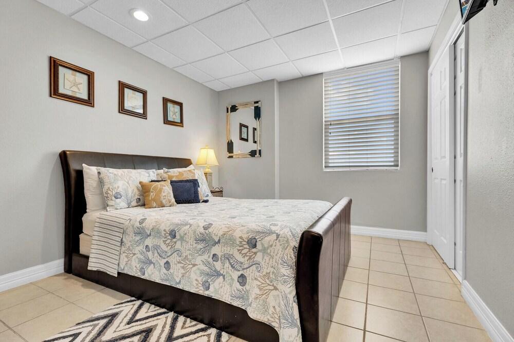 Bayfront Condo With Water View & Boat Slips!