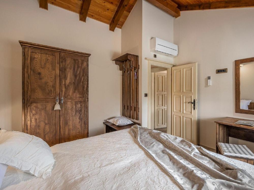 Villa in Posedarje With Private Pool