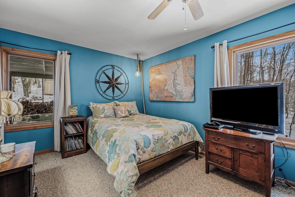 Sqyrls Nest - 3BR Retreat With a Hot Tub