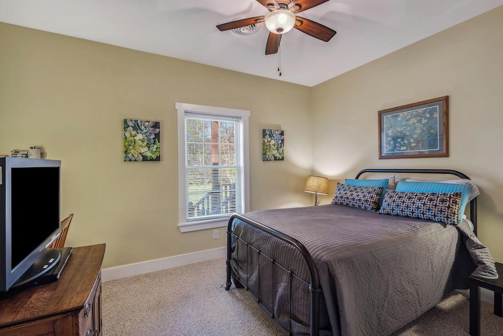 Mariposa Moon Cottage at Sleepy Creek