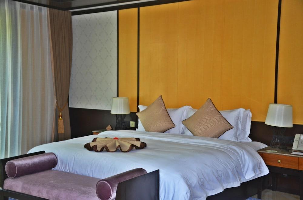 Slender West Lake Hot Spring Resort