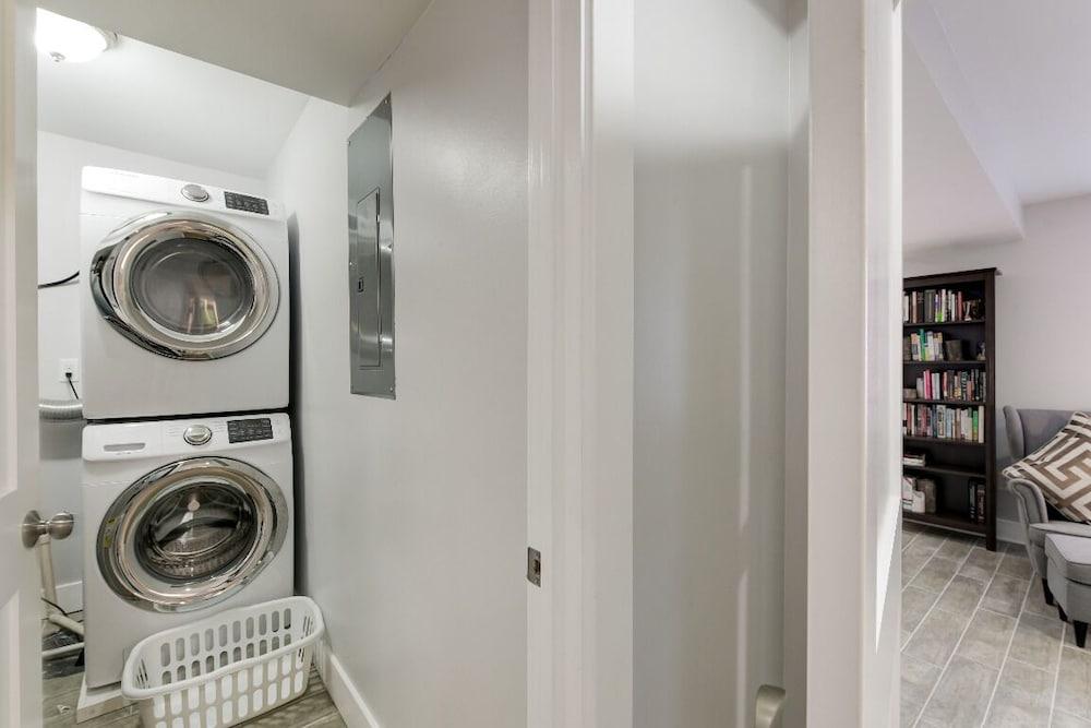 The Magnolia - Modern - 2BD / 2bth - Luxury Bedding