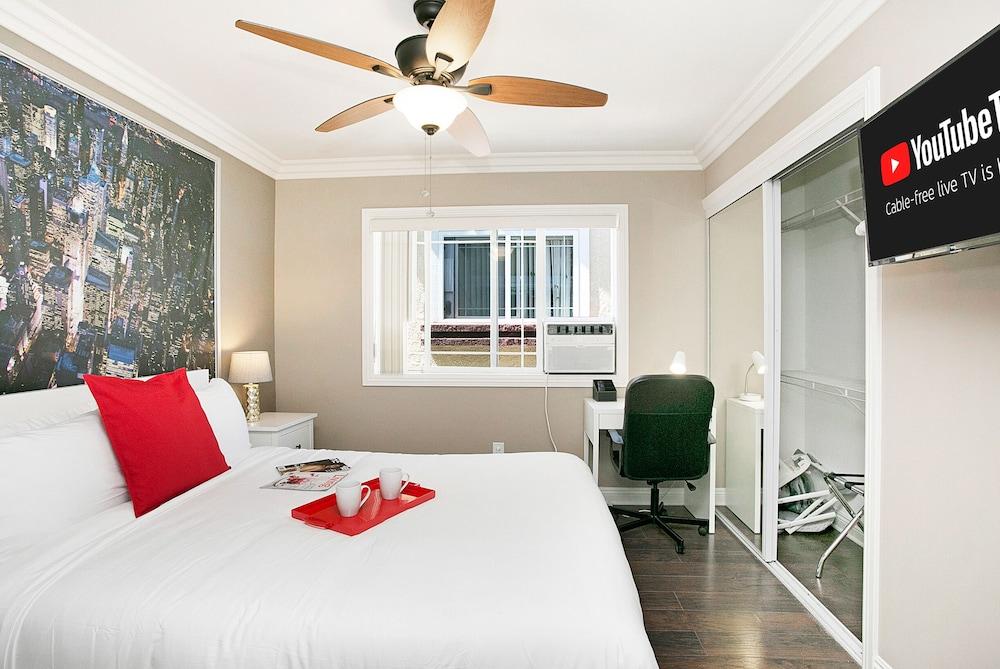 Awesome Multi Level - Large Patio - Fast WIFI - Work Desks - Self Check In! (CM-2)