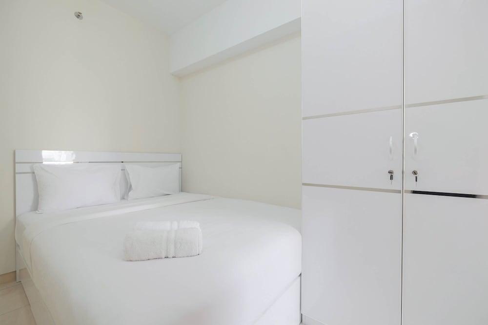 Pool View 2BR Apartment @ Springlake Summarecon