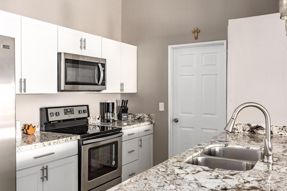 The Diamond - Private Pool / Pet Friendly / 4BD Near Arena