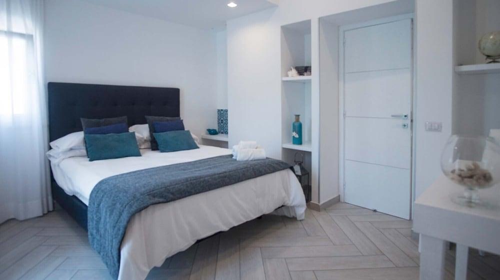 Spacious Villa with 4 rooms, pool, solarium & garden